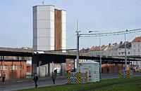 Praha: trolejové vedenie na nabíjanie elektrobusov na zastávke Palmovka, 23.11.2017 MHD Praha