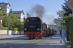 Bad Doberan: Molli - Mecklenburgische Bäderbahn s rozchodom 900 mm, lokomotíva DR 99.32 od výrobcu Orenstein & Koppel z roku 1932, 30.7.2022 Bad Doberan