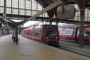 Kodaň: mestský vlak DSB S-tog Alstom LHB #SA 8120 z roku 2000, 25.7.2022 Kodan