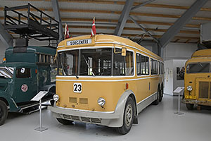 Jystrup: Sporvejsmuseet Skjoldenæsholm, vežka NESA 501-02 (Nordsjællands Elektricitets-og Sporvejs Aktieselskab) na podvozku Ford V8 z roku 1938 a trolejbus Leyland #KS 101 (Københavns Sporveje) z roku 1938, 24.7.2022 Sporvejsmuseet