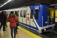 Madrid: úzke metro CAF série 2000A - Panda, 9.3.2016 Madrid