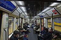 Madrid: úzke metro CAF série 2000A - Panda, 9.3.2016 Madrid