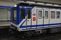 Madrid: úzke metro CAF série 2000A - Panda, 14.3.2016 Madrid