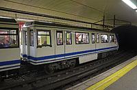 Madrid: úzke metro CAF série 2000A - Panda, 13.3.2016 Madrid