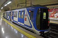 Madrid: úzke metro CAF série 2000B - Burbuja, 13.3.2016 Madrid