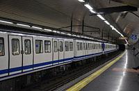 Madrid: úzke metro CAF série 2000A - Panda (#2358), 14.3.2016 Madrid