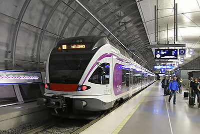Helsinki: Stadler Flirt na prímestskej linke, podzemná stanica letisko Helsinki, 9.6.2022 Helsinki