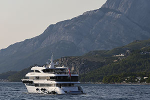 Makarska: jachta Phoenix 72 z roku 2021, 25.7.2024 Makarska