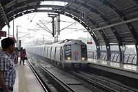 Dilli: Mitsubishi-ROTEM, Karol Bagh, modrá linka, 24.2.2015 Dilli