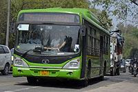 Dilli: Tata Marcopolo RE SLF CNG na súkromnej linke (oranžové autobusy), 12.3.2015 Dilli