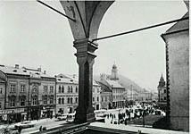 pohlad z galerie na Nam. Cervenej armady, dnes S. Moyzesa kde prechadzaju dve RTO, foto Jozef Stastny, Banska Bystrica, Osveta Martin 1974