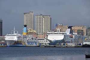 Janov: trajekt MS Moby Drea, pôvodne MS Tor Britannia z rolu 1975 a trajekt Athara z roku 2003, 22.5.2024 Janov