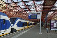 Zaandam: NS Sprinter Lighttrain série 2400 (Bombardier), 4.4.2017 vlaky v Holandsku