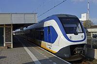 Zaanse Schans: NS Sprinter Lighttrain série 2400 (Bombardier), 4.4.2017 vlaky v Holandsku