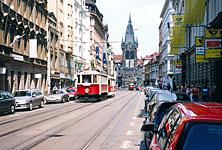 Praha: zvlastna linka historickej elektricky 91, suprava 2110+1530 pri hlavnej poste, v pozadi Prasna brana, 8.8.2004 MHD Praha