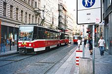 Praha: suprava T6 e.c. 8693+8694 a T3 e.c. 8219 na Jindrisskej ul., 6.8.2004 MHD Praha
