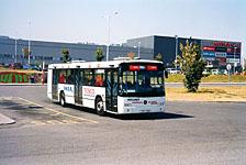 Praha: Hotliner bol na zmluvnu dopravu donuteny kupit nove vozy. MB Connecto ako Avionbus. Zlicin, 6.8.2004 MHD Praha