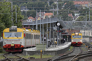Jönköping: dvojdielne elektrické jednotky Asea Brown Boveri Krösatåg X14 #3239 (1995) a X11 #3187 (1991), 23.7.2022 Jönköping