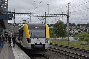 Jönköping: elektrická jednotka Bombardier Regina Västtrafik X50-3 #3296, 23.7.2022 Jönköping