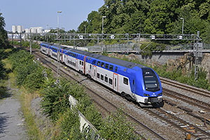 Stockholm: poschodová elektrická jednotka Stadler KISS Mälartåg ER1 007, 21.7.2022 Stockholm