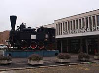 Maribor: parná lokomotíva 151.001 z roku 1903 pred hlavnou stanicou, 18.12.2012 Slovinsko: Maribor