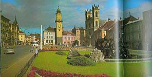 Okolo fontany na Namesti SNP bol zriadeny kvetinovy zahon, SM11 stoji v protismere pred odbockou do Lazovnej, kniha Slovensko, Osveta Martin 1975