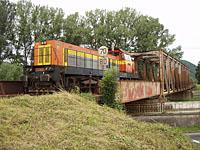lokomotiva radu 773 na moste cez rieku Hron pri zeleznicnej stanici Banska Bystrica, 23.7.2005 vlaky v Banskej Bystrici