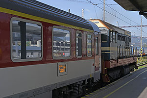 Žilina: 721.012 tlačí rýchlik mimo stanicu, kde je napäťová výluka, 8.7.2023 Zilina