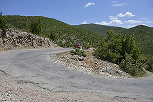 Albánsko: cesta SH75 medzi Korçë a Leskovik, 12.8.2021 Albansko