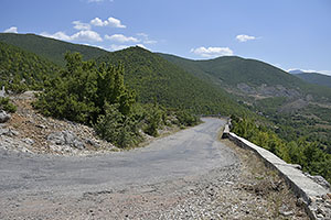 Albánsko: cesta SH75 medzi Korçë a Leskovik, 12.8.2021 Albansko