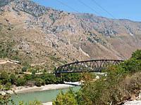 Albánsko: cesta SH75 medzi Këlcyrë a Tepelenë, 21.8.2012 Albansko
