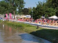 Bratislava: vysoký Dunaj na petržalskom brehu, 6.6.2010 Bratislava