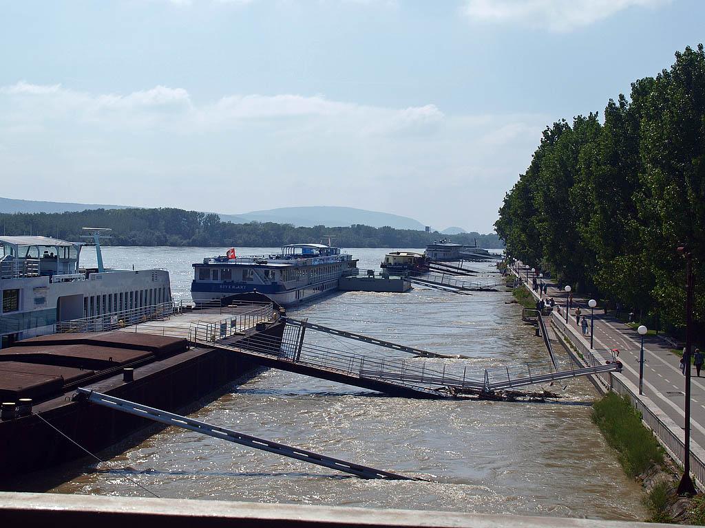 Bratislava: vysoký Dunaj, 7.6.2013 Bratislava