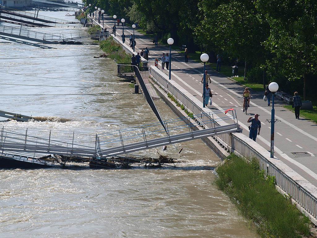 Bratislava: vysoký Dunaj, 7.6.2013 Bratislava