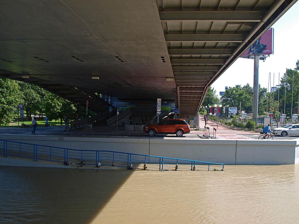 Bratislava: vysoký Dunaj, 7.6.2013 Bratislava