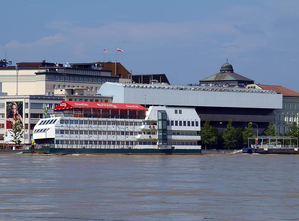Bratislava: vysoký Dunaj, 7.6.2013 Bratislava