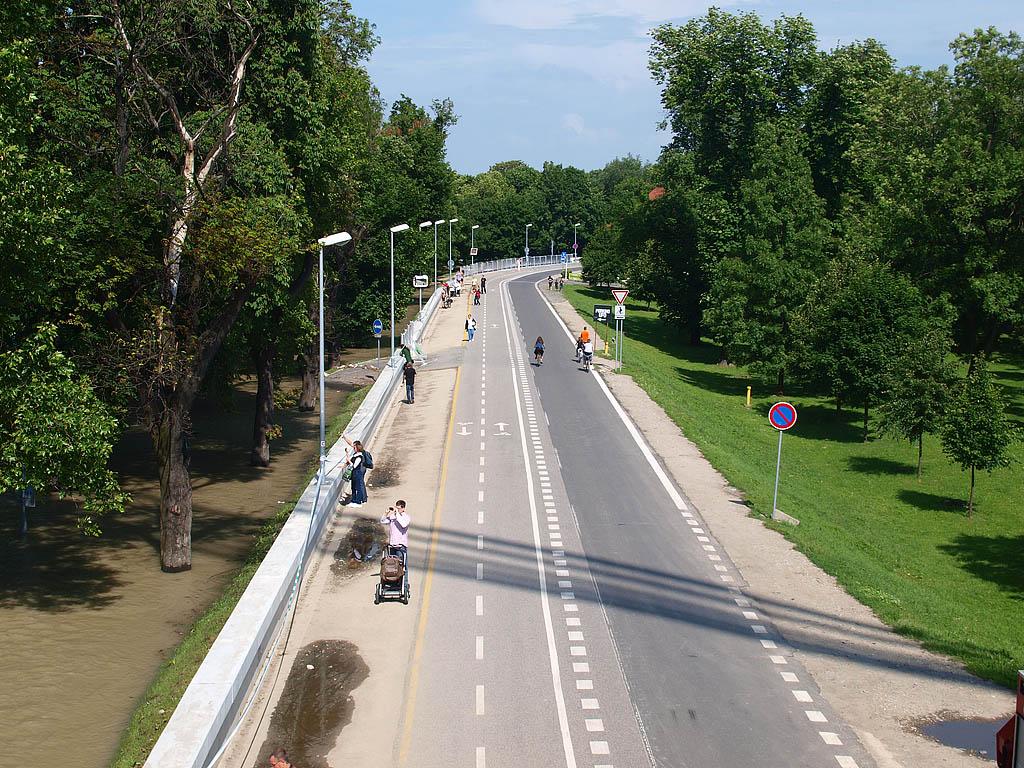 Bratislava: vysoký Dunaj, 7.6.2013 Bratislava