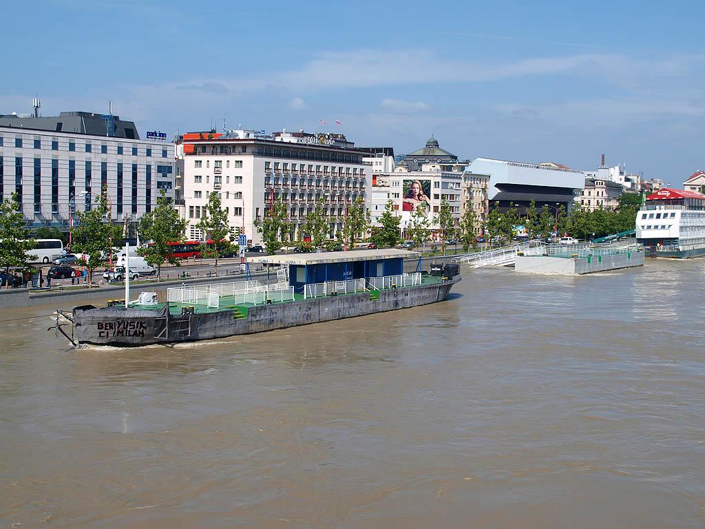 Bratislava: vysoký Dunaj, 7.6.2013 Bratislava