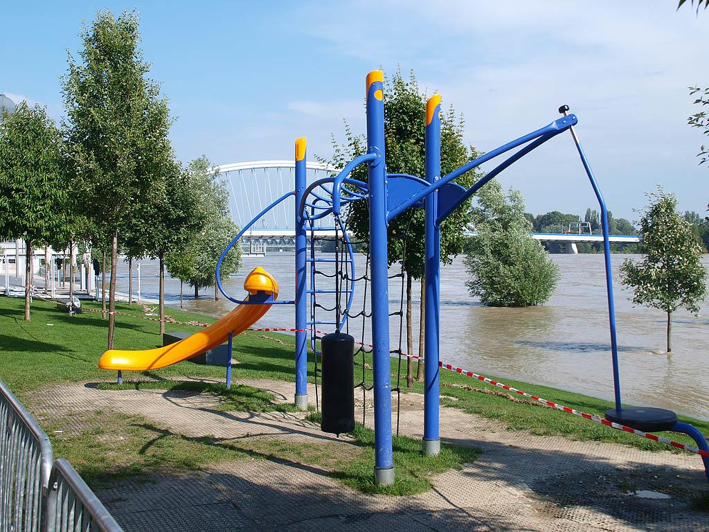 Bratislava: vysoký Dunaj, 7.6.2013 Bratislava