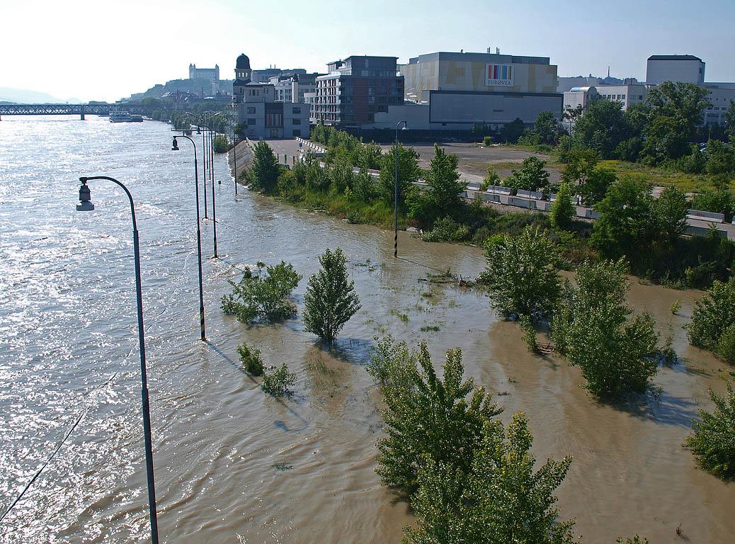 Bratislava: vysoký Dunaj, 7.6.2013 Bratislava