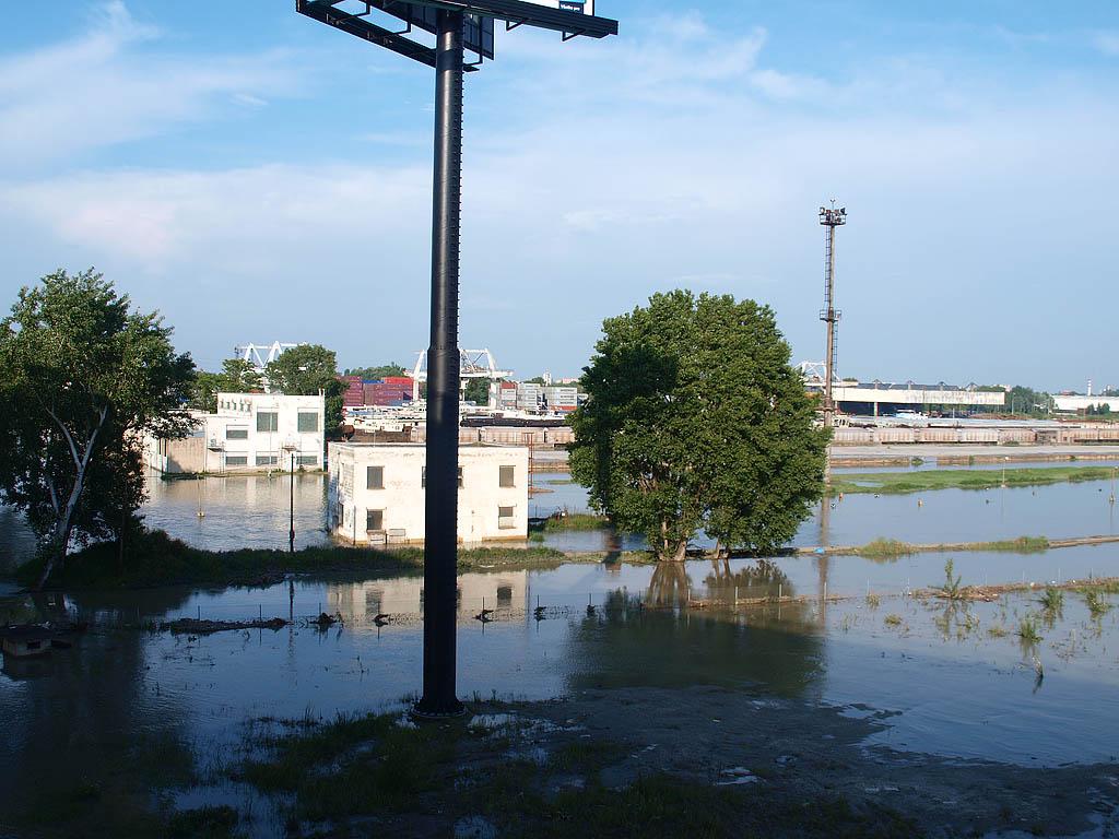 Bratislava: vysoký Dunaj, 7.6.2013 Bratislava