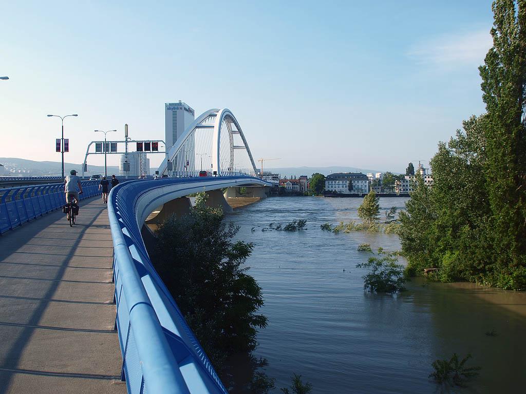Bratislava: vysoký Dunaj, 7.6.2013 Bratislava