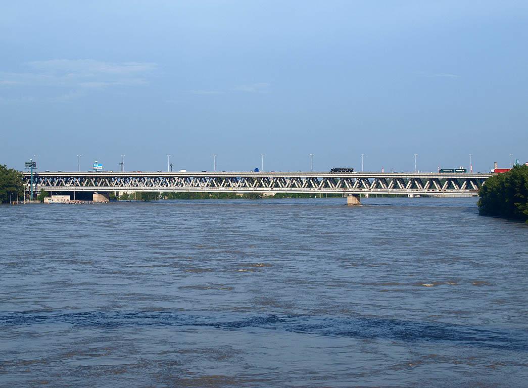 Bratislava: vysoký Dunaj, 7.6.2013 Bratislava