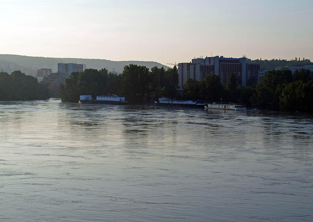 Bratislava: vysoký Dunaj, 7.6.2013 Bratislava