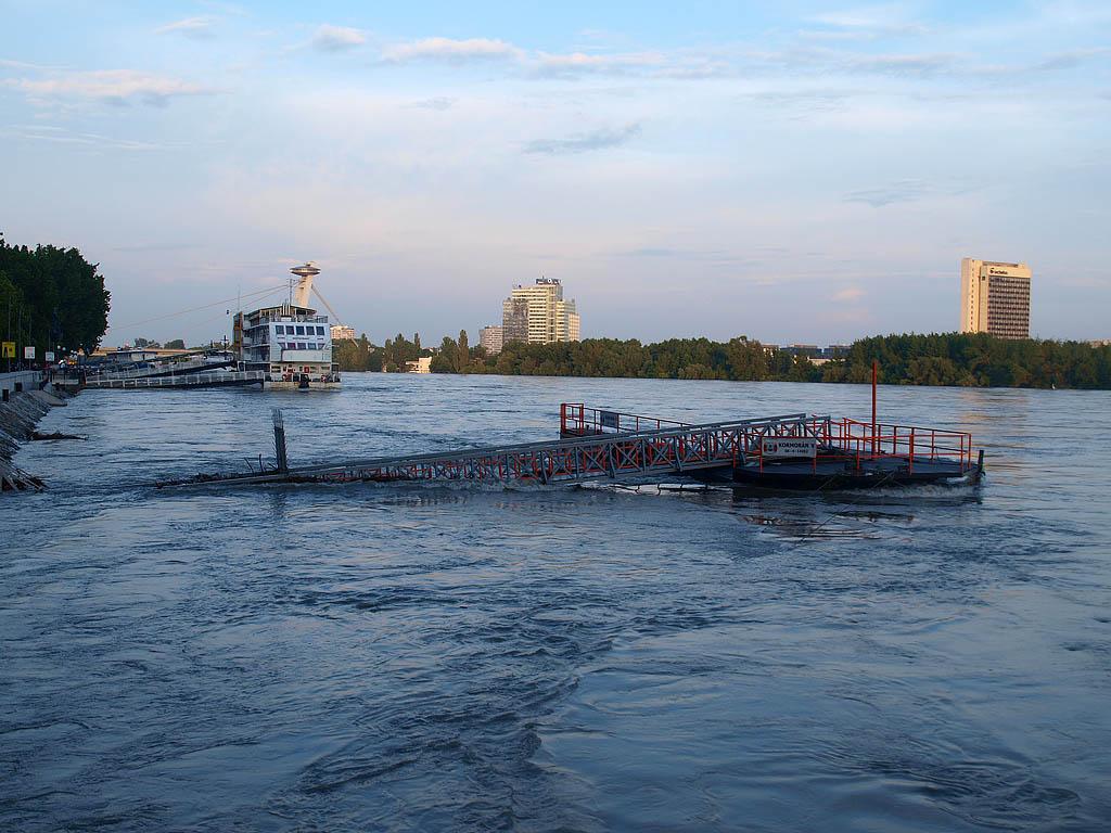 Bratislava: vysoký Dunaj, 7.6.2013 Bratislava