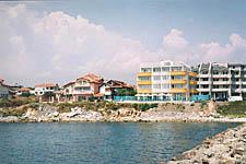Bulharsko, Ravda: nove vily s bazenmi pri plazi Ravdy, 1.8.2003 Bulharsko, Ravda