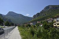 Vraca: Krajrečen bulvar, breh rieky Leva, pohľad na Vračanský kras, 3.8.2019 Vraca