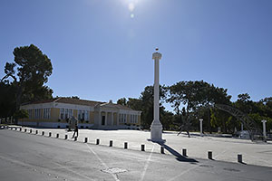 Pafos: 28th of October Square, 28th of October Column, radnica, 21.11.2023 Pafos