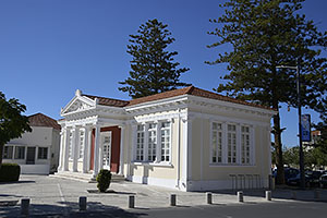 Pafos: 28th of October Square, mestská knižnica, 21.11.2023 Pafos