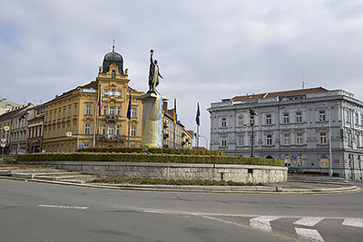 Znojmo: socha červenoarmejca, Mariánské náměstí, 27.3.2022 Znojmo